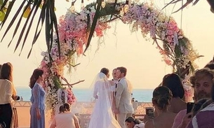 Em cerimônia super-romântica, Camila Queiroz e Klebber Toledo se casam sob pôr do sol 