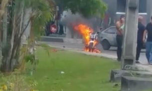 Motocicleta pega fogo e fica destruída em avenida de Manaus