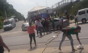 Grupo bloqueia estrada e causa tumulto na entrada de presídio em Manaus 