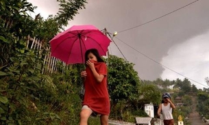 Vulcão entra em erupção na Indonésia após terremoto e tsunami