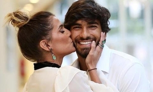 Marido de Deborah Secoo revela que mentiu a idade para a atriz e já beijou homem