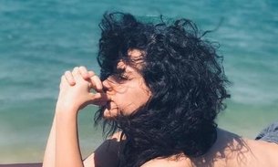 Kéfera tira o sutiã e posa só de short à beira da praia 