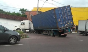 Carreta quebra durante manobra de retorno e bloqueia av. Autaz Mirim