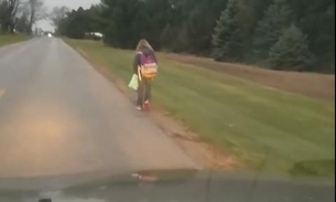 Pai obriga filha a andar quase 10 km até escola por ter praticado bullying