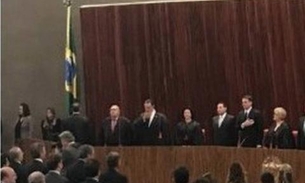 Ministro do TSE 'fica de costas' durante hino em diplomação de Bolsonaro, e viraliza