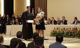 Deputada eleita recebe diploma com cadela no colo e surpreende público