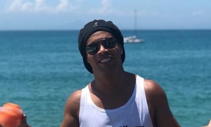 Ronaldinho Gaúcho reata namoro com duas ao mesmo tempo e trio passa o réveillon em Búzios