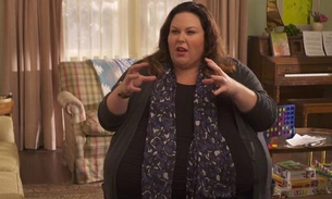 Atriz de This Is Us, Chrissy Metz não percebe microfone ligado e xinga colega de elenco