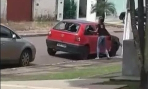 Vídeo: Mulher tem ataque de fúria e destrói carro do ex-namorado