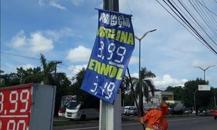 Mais de 200 propagandas irregulares são retiradas de avenida em Manaus