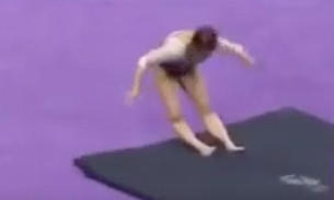 Vídeo: ginasta quebra as pernas em competição 