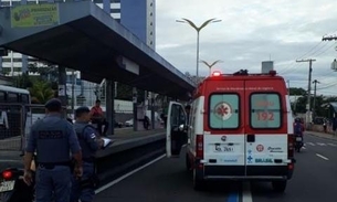 Mulher é atropelada ao tentar atravessar avenida perto de passarela em Manaus