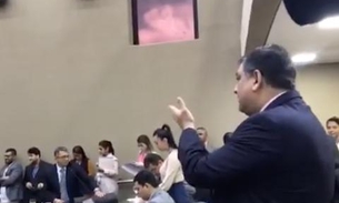 Deputado debocha de colega mandando beijinho e a chamando de linda na Aleam