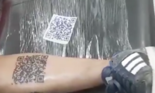 Homem tatua QR Code para assistir gols do River Plate