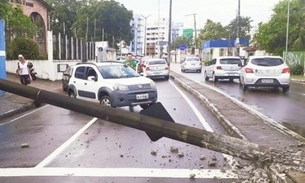 Poste cai sobre muro de escola e interdita trecho de avenida em Manaus