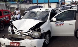 Acidente entre carro e motocicleta em avenida de Manaus deixa uma pessoa ferida