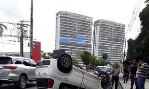 Carro capota em avenida de Manaus após motorista perder o controle