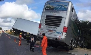 Acidente entre carreta e ônibus do Bahia sub-15 mata motoristas e deixa 8 feridos