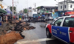 Pista cede durante chuva e revoltados populares bloqueiam avenida em Manaus