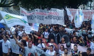 Contra cortes na Educação, manifestantes se reúnem no Centro Histórico de Manaus