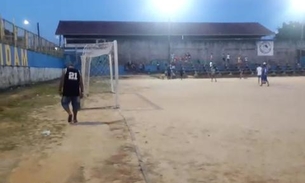 Vídeo: Homem é baleado e outro é esfaqueado durante partida de futebol em Manaus