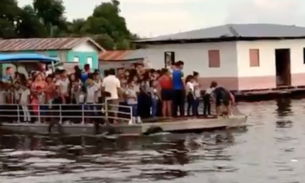 Estudantes são transportados em balsa sem proteção, no Amazonas