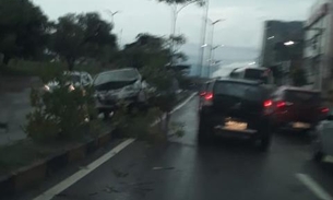 Sob chuva, carro perde direção e colide com canteiro central em avenida de Manaus