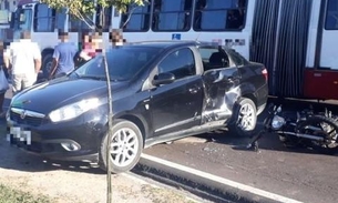 Motociclista fica ferido ao se chocar com carro em avenida de Manaus