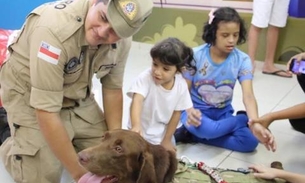 Terapia com auxílio de cães causa euforia em crianças em Manaus 
