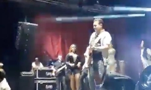 Vídeo: Ximbinha chuta celular de fã durante show no Pará