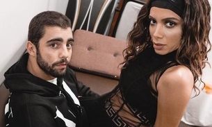 Em cima de Pedro Scooby, Anitta se declara: 'me deixa incluir gente no game'