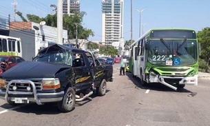 Colisão entre carro e ônibus deixa feridos em avenida de Manaus