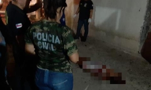 Em Manaus, mulher encontrada em quintal de residência foi morta com 10 facadas 