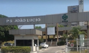 Vítima de acidente entre carro e carreta está largada em maca no corredor de hospital em Manaus
