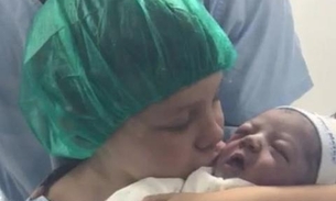 Em vídeo, filho de Neymar segura irmãozinho recém-nascido; assista