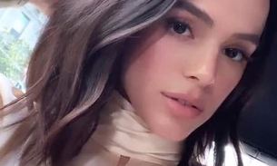 Em Milão, Bruna Marquezine posa ao lado de ator de 'Vingadores'  