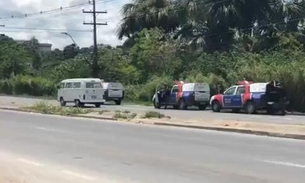 Criminosos assaltam distribuidora e fogem abandonando armas em mata de Manaus