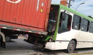 Ônibus e carreta se chocam no meio de avenida em Manaus