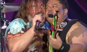 Tenacious D toca 'Smells Like Teen Spirit' em ritmo de forró, com baixista brasileiro