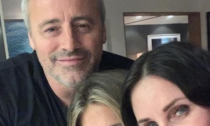 ‘Friends’: Courteney Cox posta selfie rara com Matt LeBlanc e Jennifer Aniston