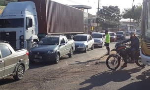Motoristas enfrentam congestionamento gigante próximo a rotatória em Manaus