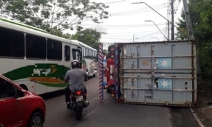 Vídeo: Trânsito fica caótico após carreta tombar em avenida de Manaus