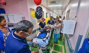 Menino com síndrome rara volta para casa após três anos vivendo em hospital de Manaus 