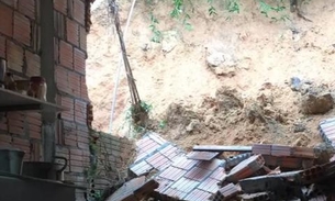 Após chuva torrencial, casa desmorona sobre criança que dormia em Manaus