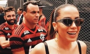 No Peru, Anitta posa de quatro em vestido transparente após show na Libertadores