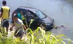 Motorista perde controle do carro e vai parar dentro de igarapé em Manaus