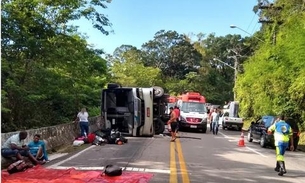 Adolescente morre e 12 ficam feridos em acidente com ônibus em estrada