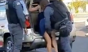 Vídeo: Policial mete a mão dentro de saia de mulher durante abordagem