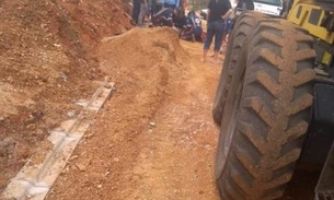 Idosa é atropelada por retroescavadeira na rua de sua casa