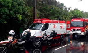  Carro capota em avenida de Manaus e vítimas ficam presas às ferragens